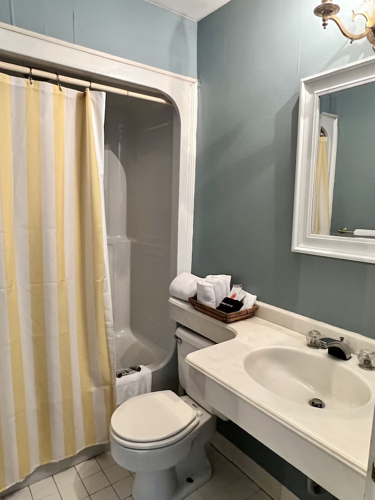 Barksdale House Inn 55/59