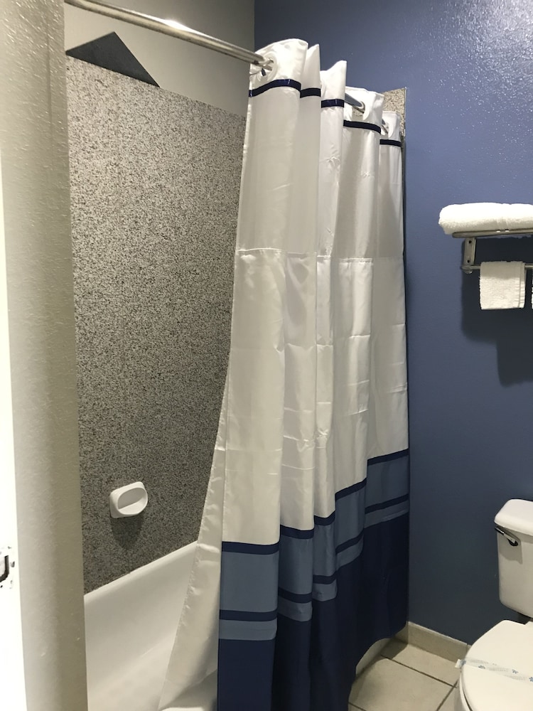 Camelot Inn Suites Veterans Memorial/Nw Houston 19/37