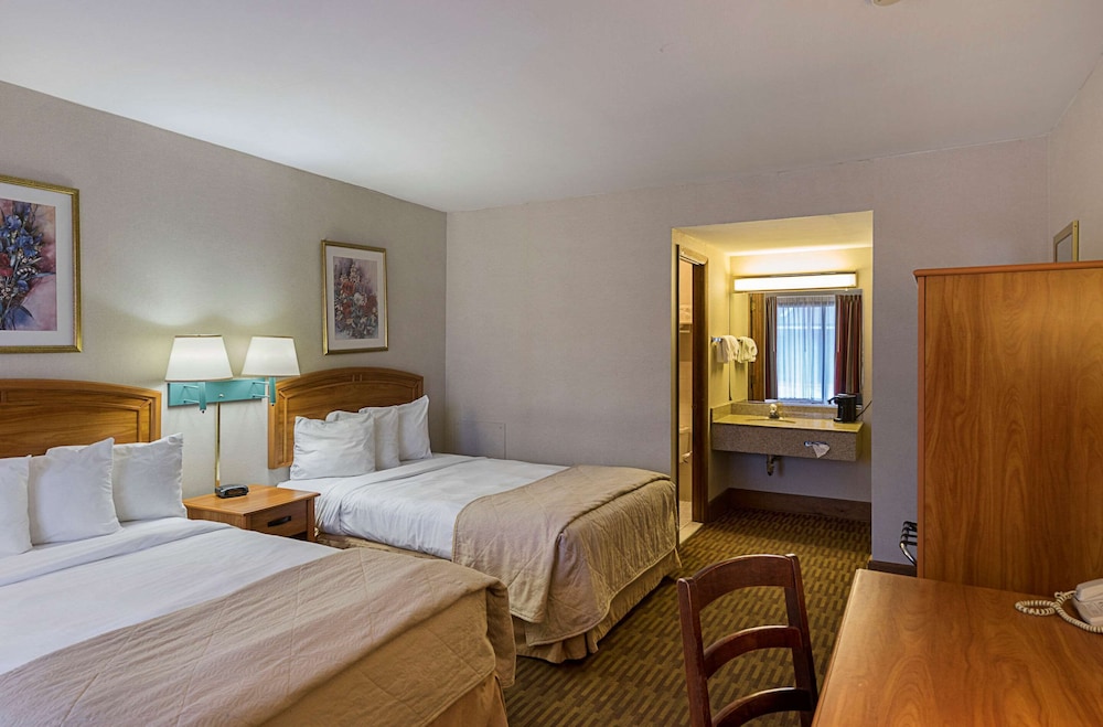 Skyways Hotel New Castle, DE 12/27