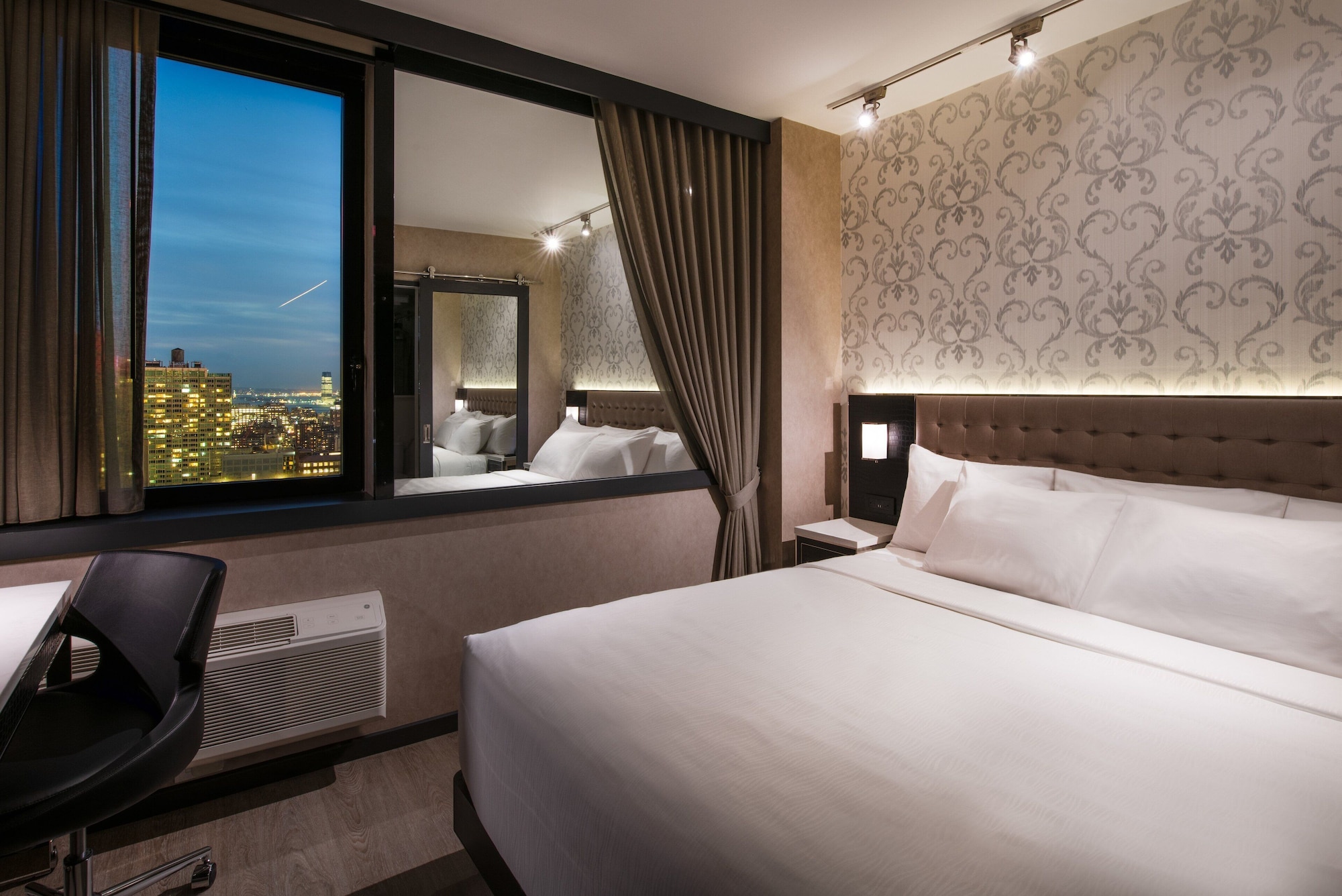 DELUXE, KING BED