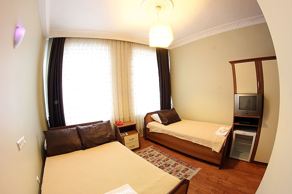PARADISE HOTEL 19/36