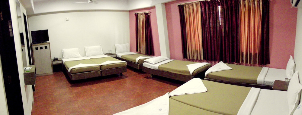 FAMILY, MULTIPLE BEDS