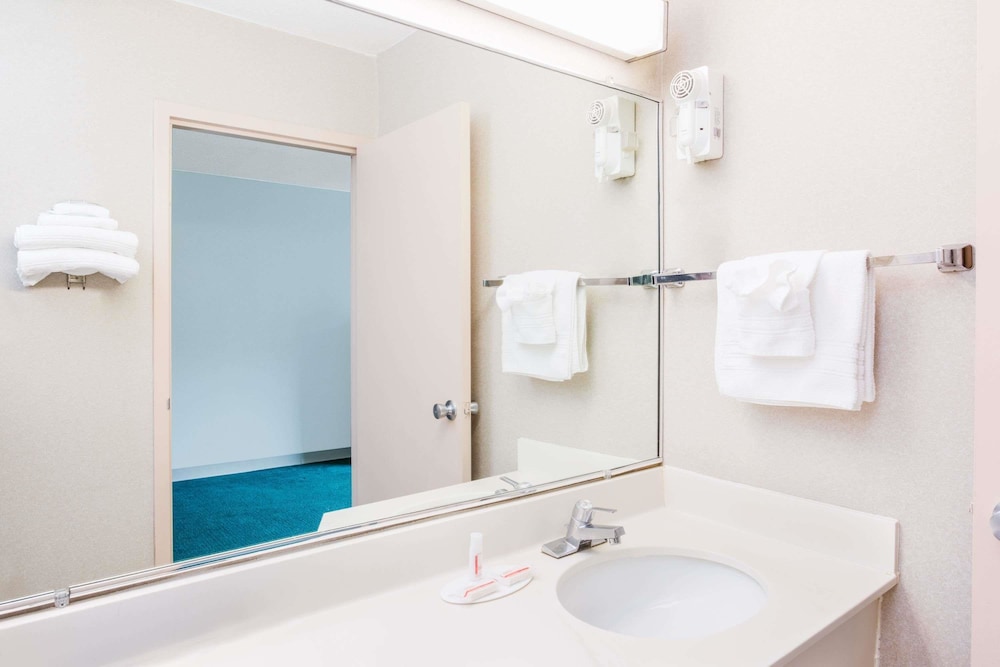 Days Inn By Wyndham Cambridge 11/41