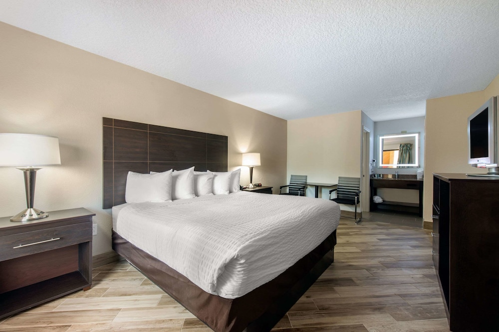 Room at Clarion Inn and Suites Kissimmee Lake Buena Vista South, KISSIMMEE - FL