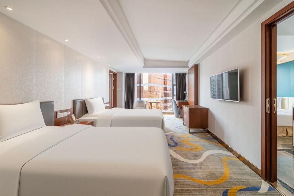 Connecting, 2 Rooms, Premier, Family, Suite, 1 King and 2 Double Beds, 2 Bathrooms