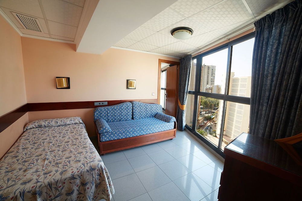 Marina Hotel 12/34