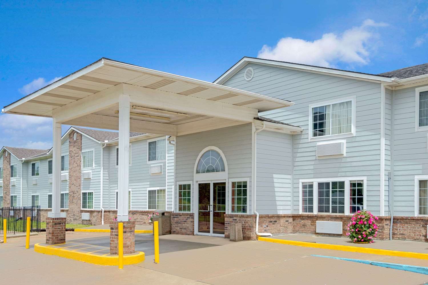 Super 8 By Wyndham Riverside/Kansas City 4/7
