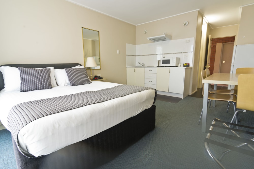 Commodore Regent Hotel 14/63