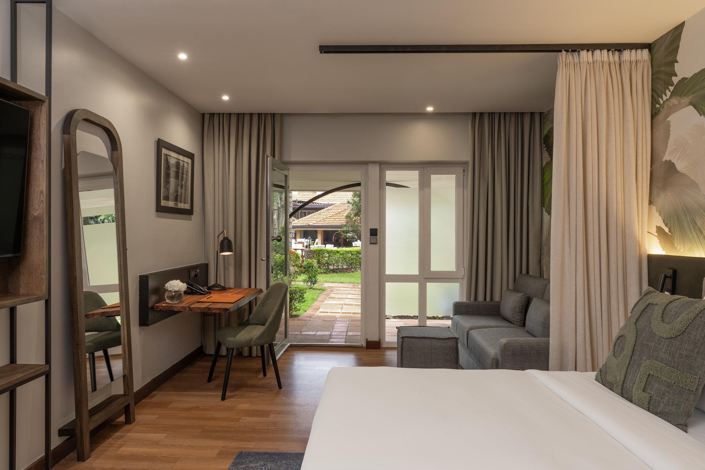 Grand, King Bed, Pool View, Balcony