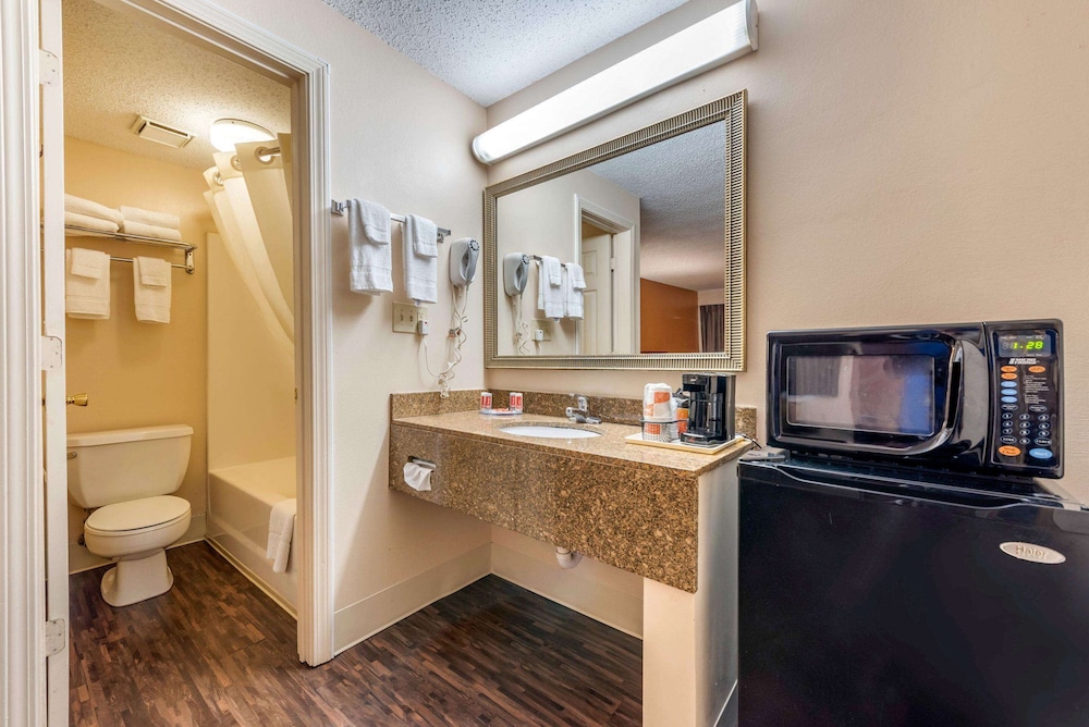 Econo Lodge Louisville Downtown 44/44