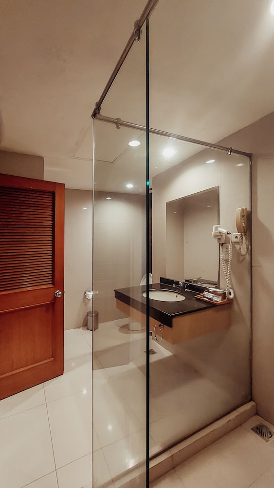 Surabaya Suites Hotel Powered by Archipelago 27/66