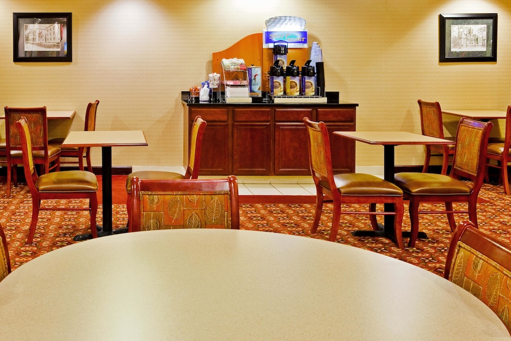 Holiday Inn Express Hotel Suites Dickson 36/38