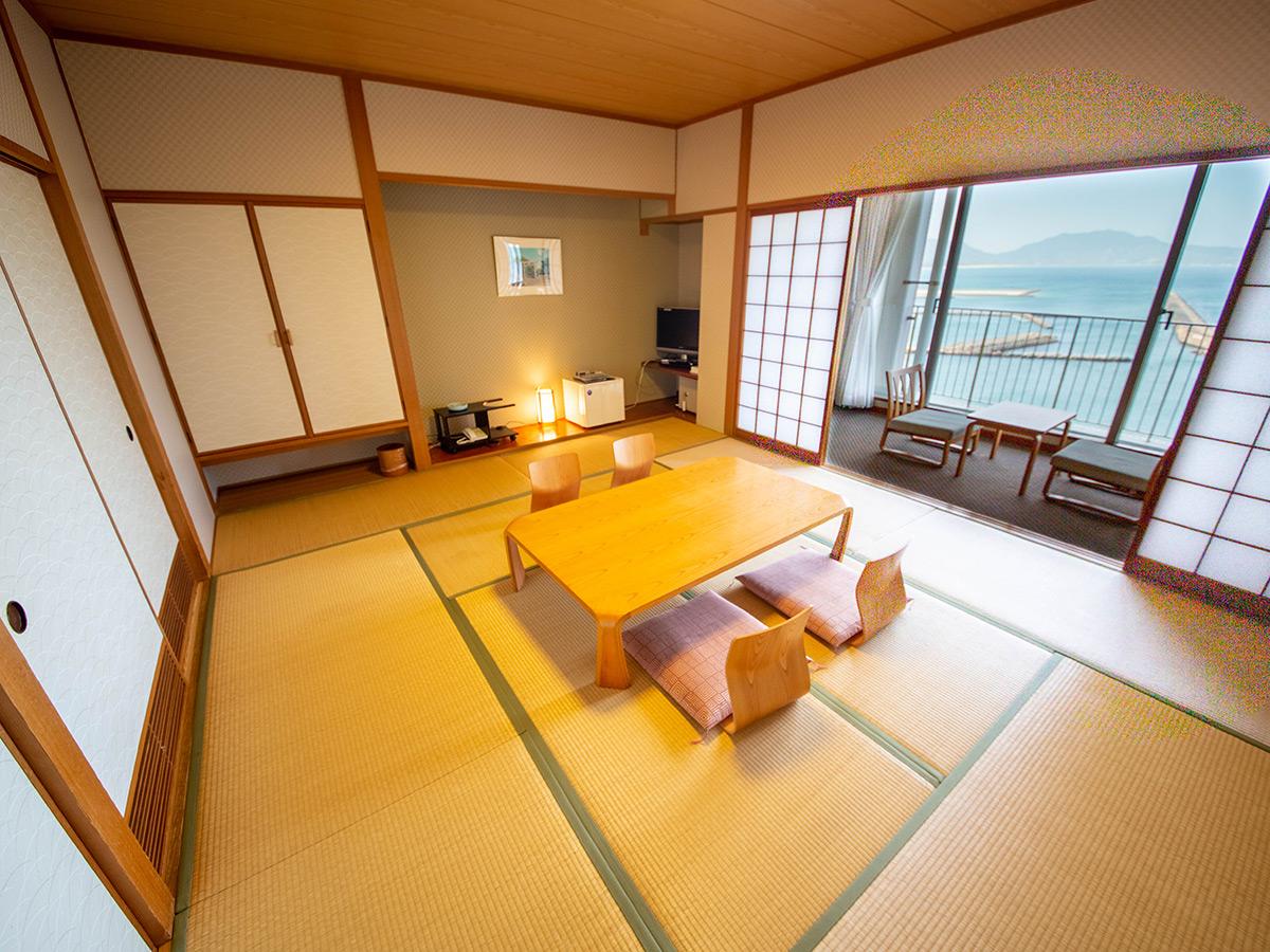 غرفة يابانية بفرشتي فوتون بأرضية تاتامي
