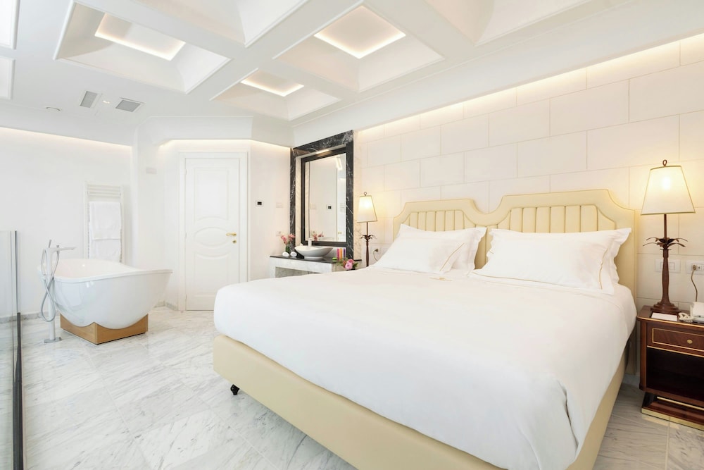SUITE, KING BED, SEA VIEW