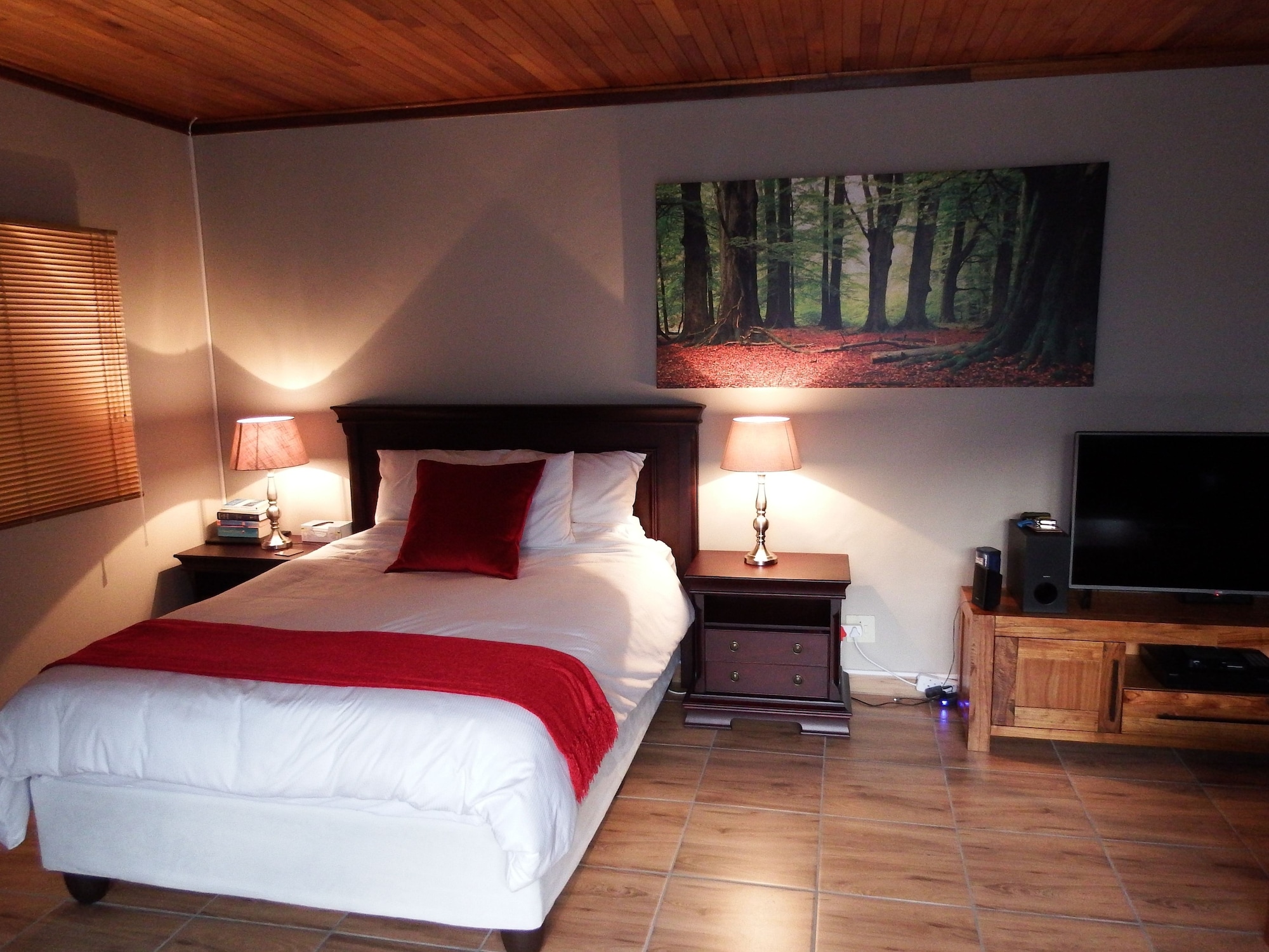 ROOM, QUEEN BED