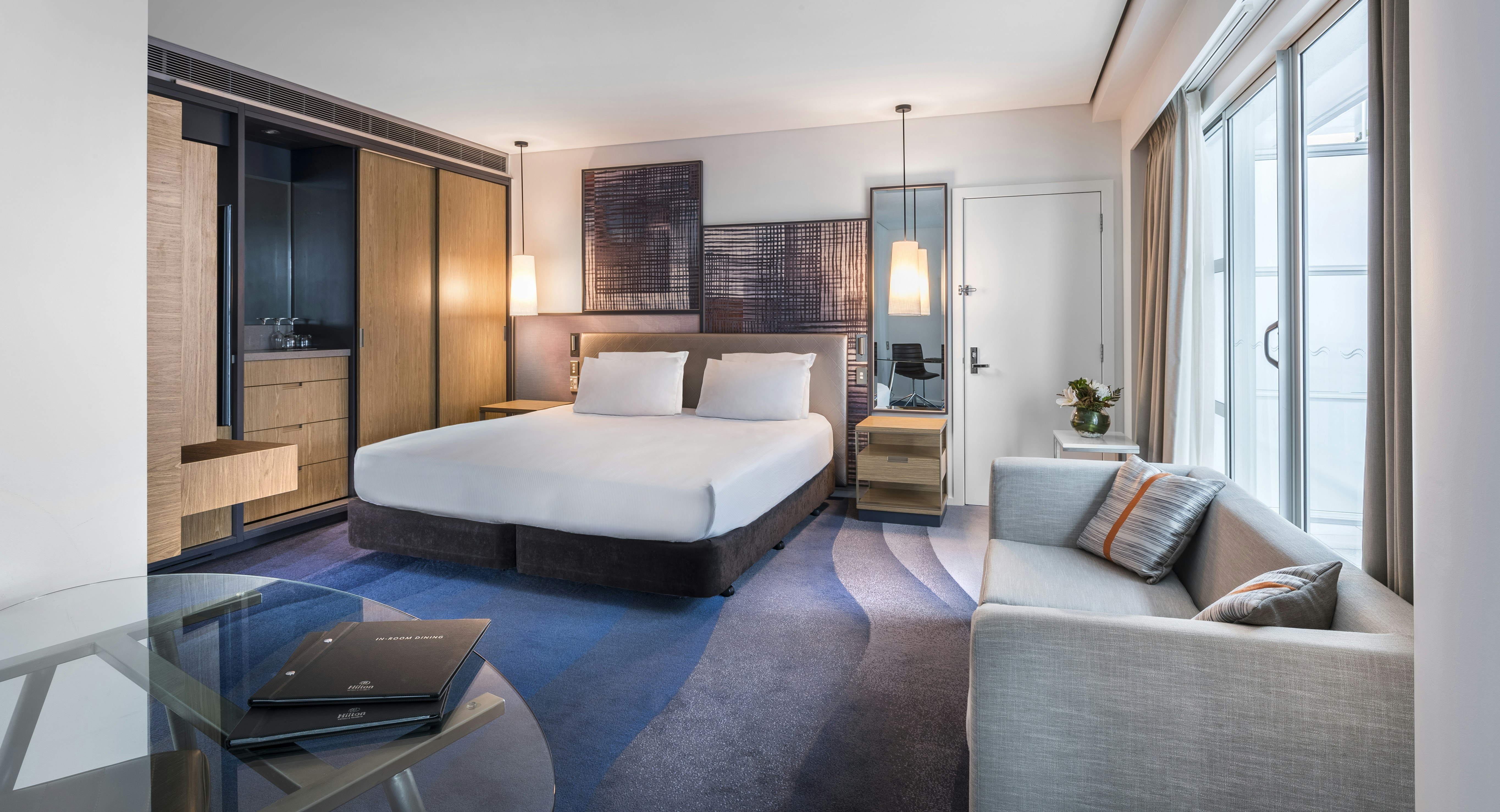 GUEST ROOM, KING BED