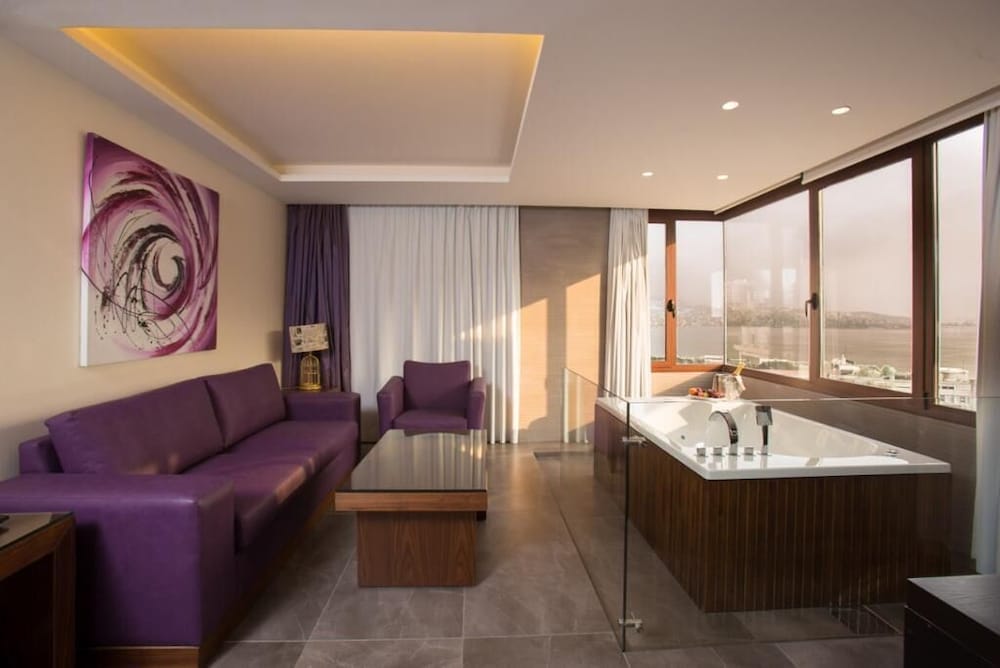 Opera Hotel 32/40
