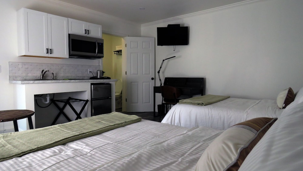 Gatehouse Motel 10/73