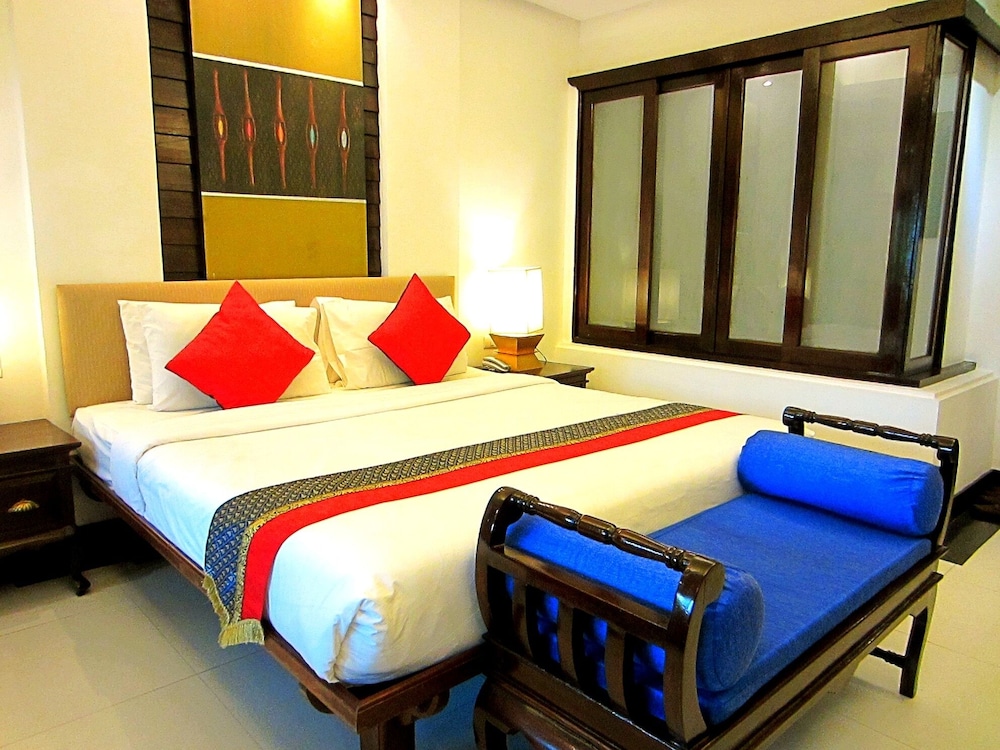 DELUXE, KING BED, HIGH FLOOR