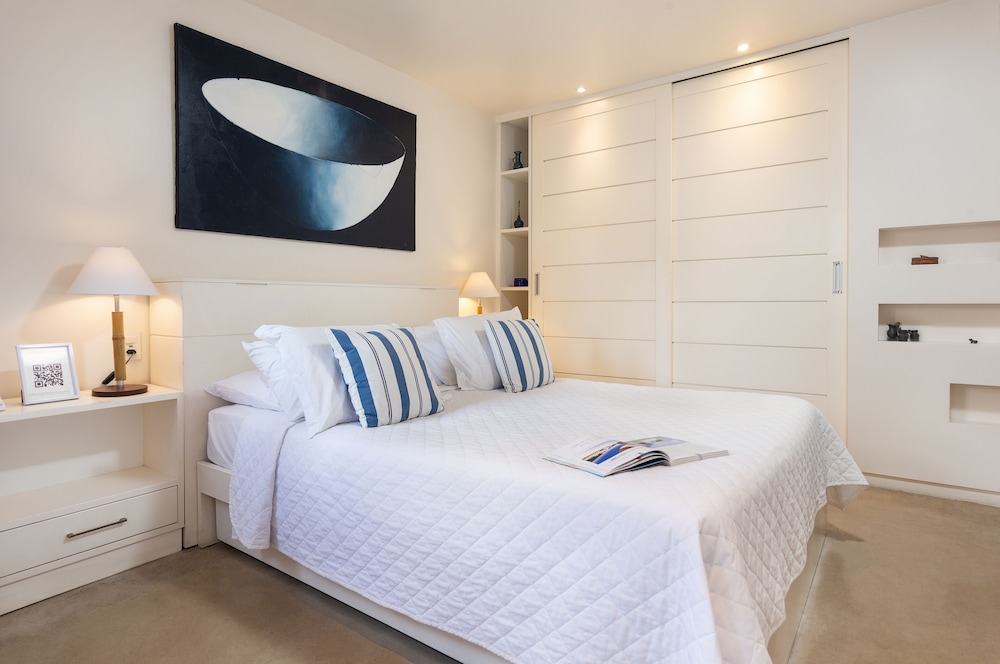 STANDARD, QUEEN BED