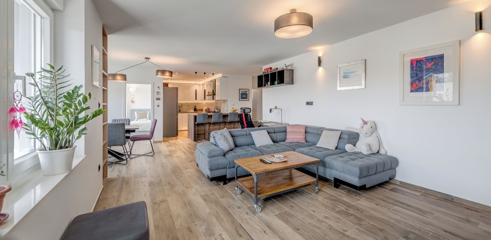 Bells & Whistles, Comfortable Condo 12/30