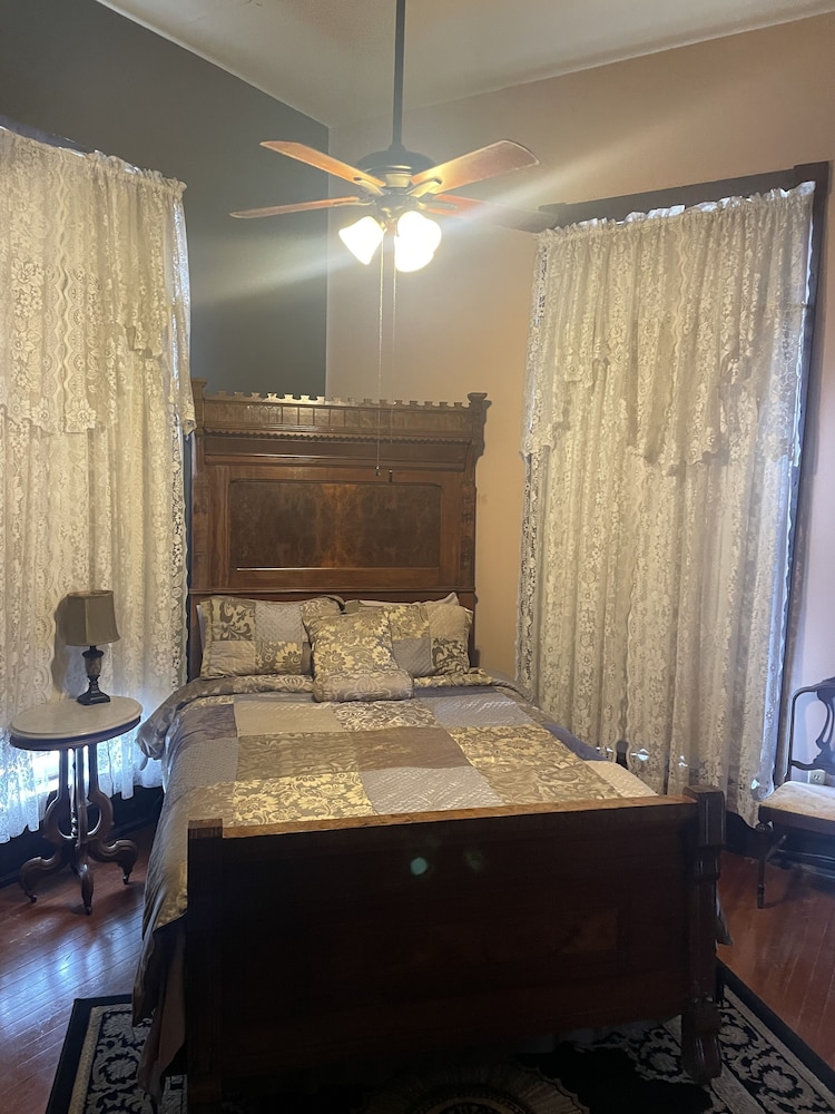 Grand Gables Inn Bed & Breakfast 10/38
