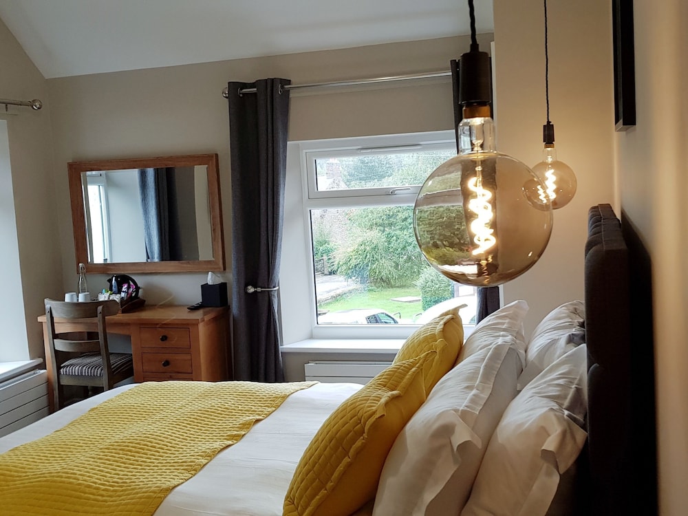 The Bowes Hotel 6/56