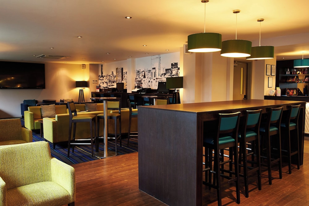 Holiday Inn Express Manchester Airport 64/74