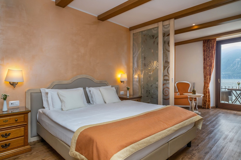 PREMIUM, SUITE, LAKE SIDE