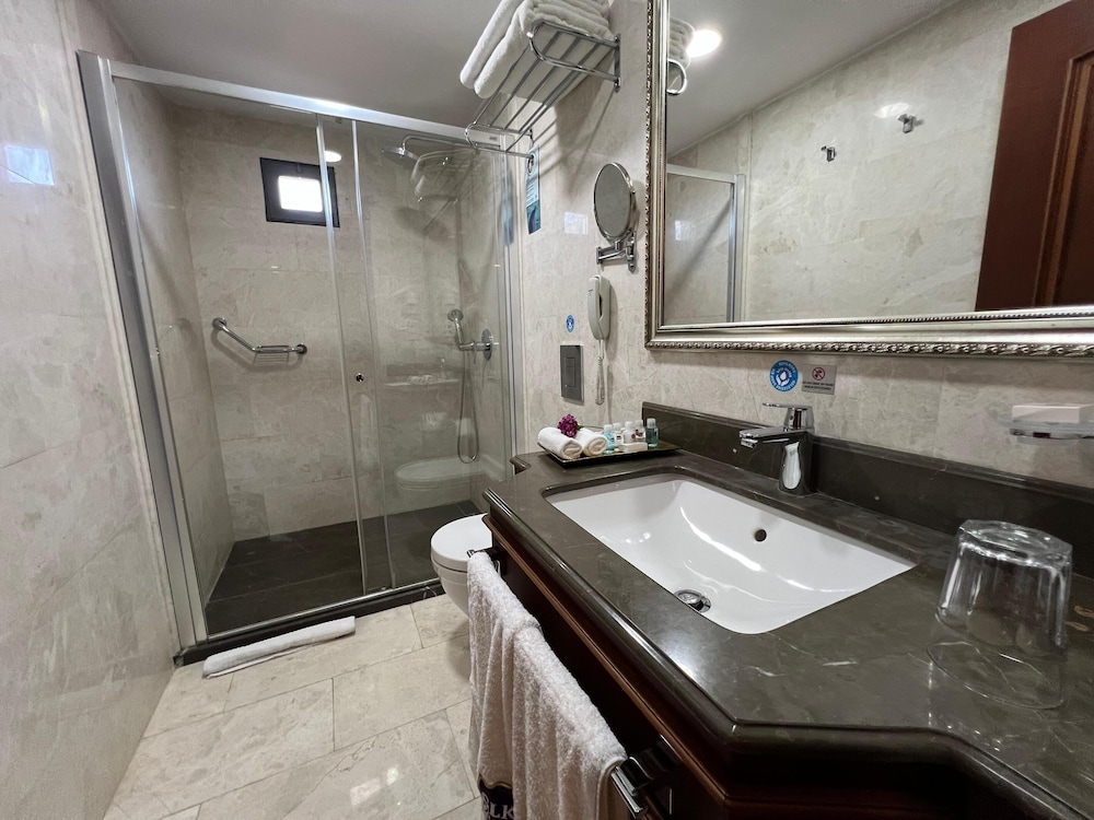 Glk Premier Regency Suites And Spa 74/74