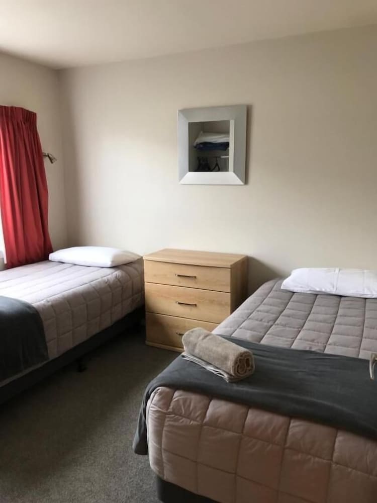 JADE COURT MOTOR LODGE 8/42