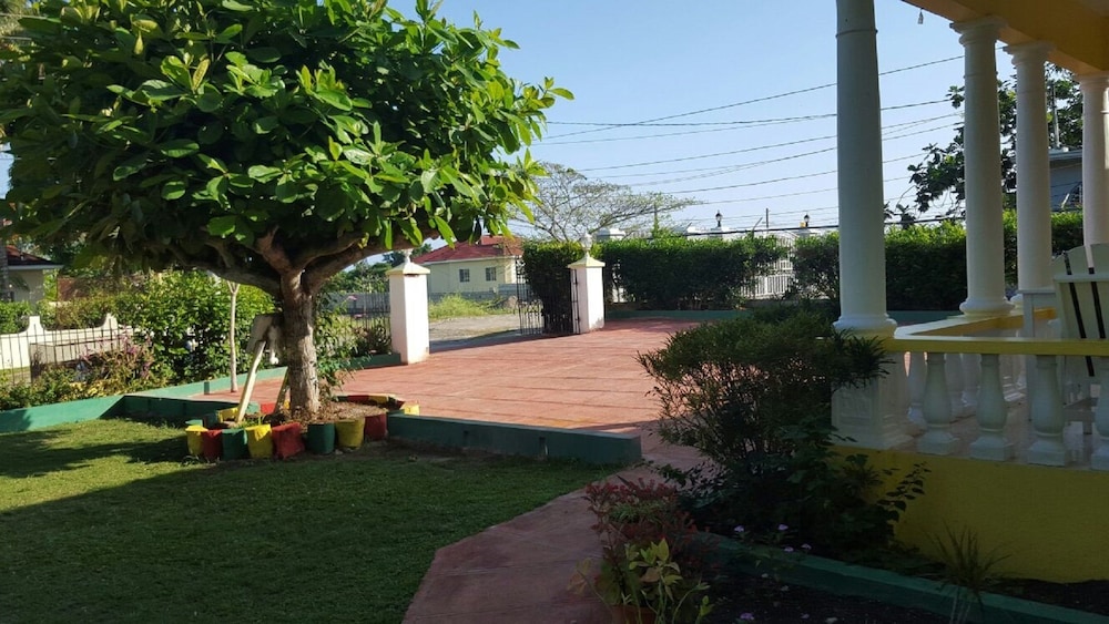 Ocho Rios Almond Tree Villas 12/16