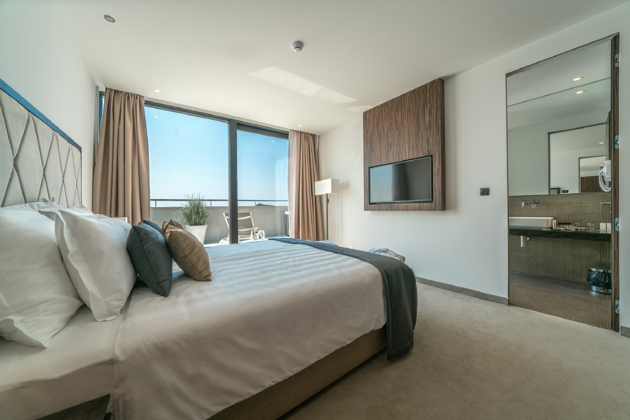 Executive, Suite, City and Sea View