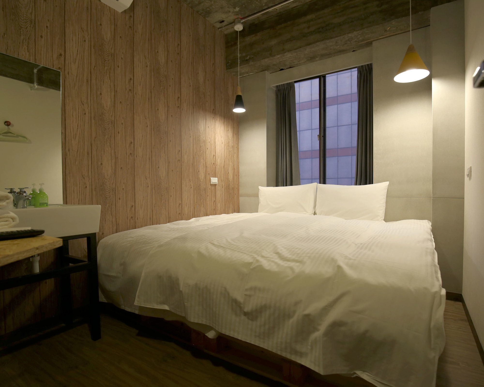 COMFORT, TWIN BEDS, SHARED BATHROOM
