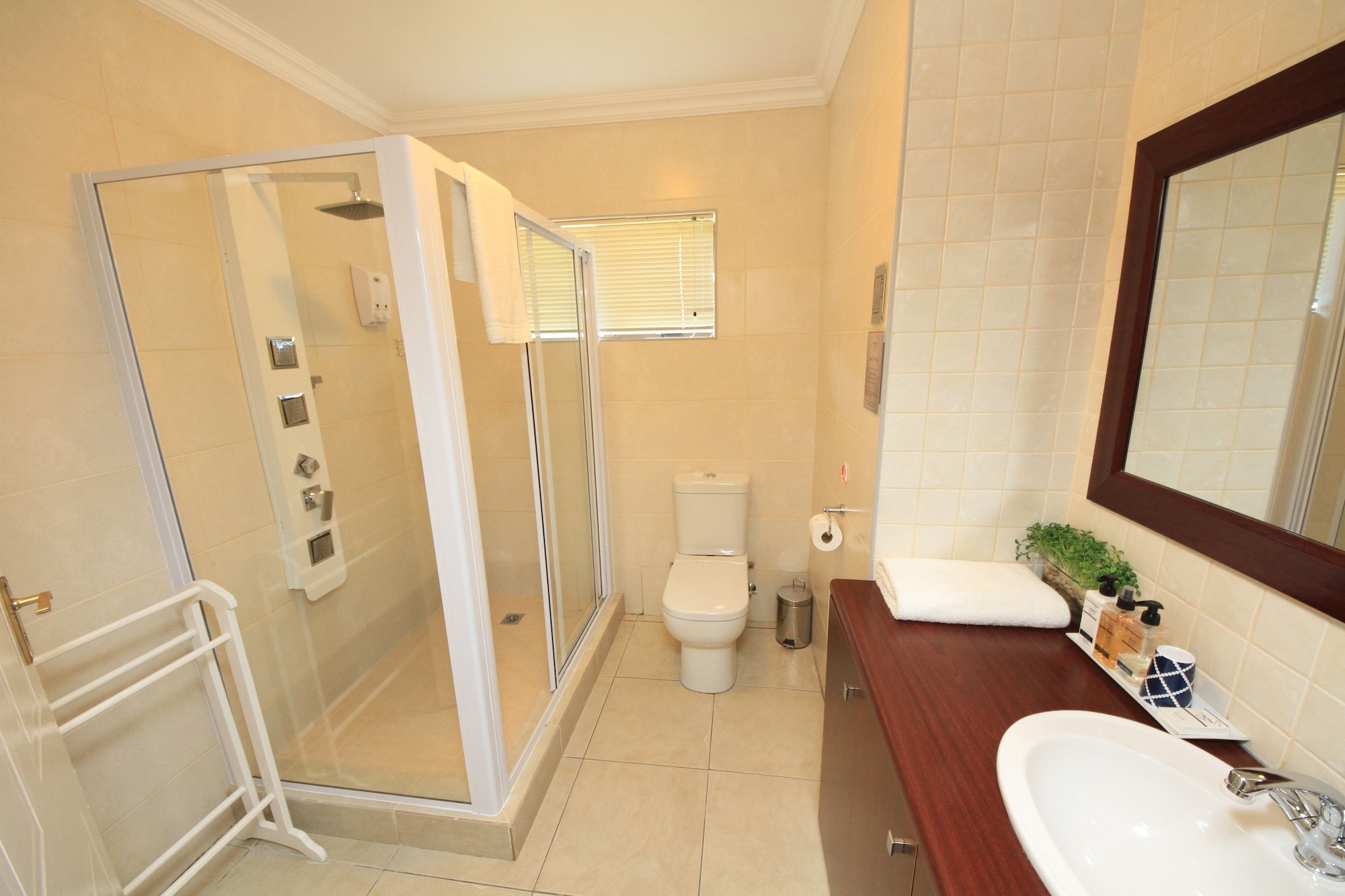 غرفة عائلية بسرير كوين وسريرين منفصلين بإطلالة على البحر بغرفتي نوم، Bay View Somerset West 8/10