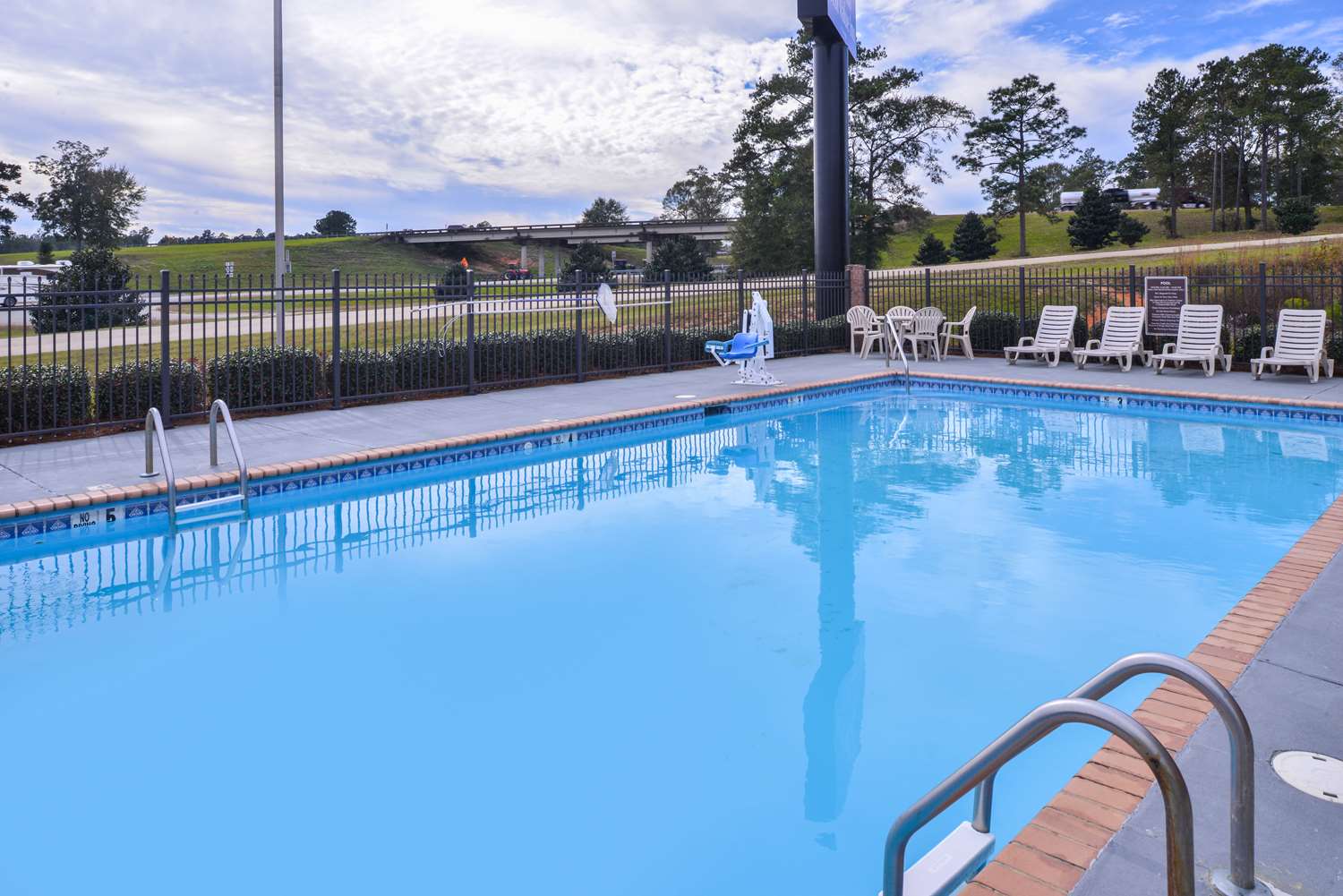 Americas Best Value Inn Wiggins 24/42