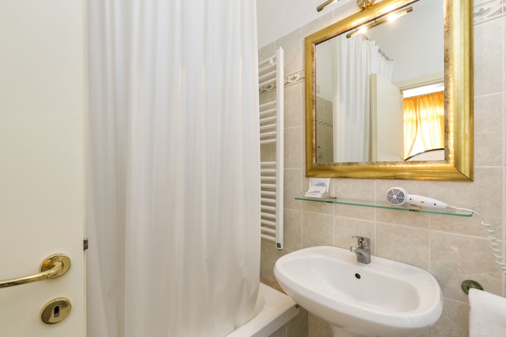 SUPERIOR, DOUBLE OR TWIN BED