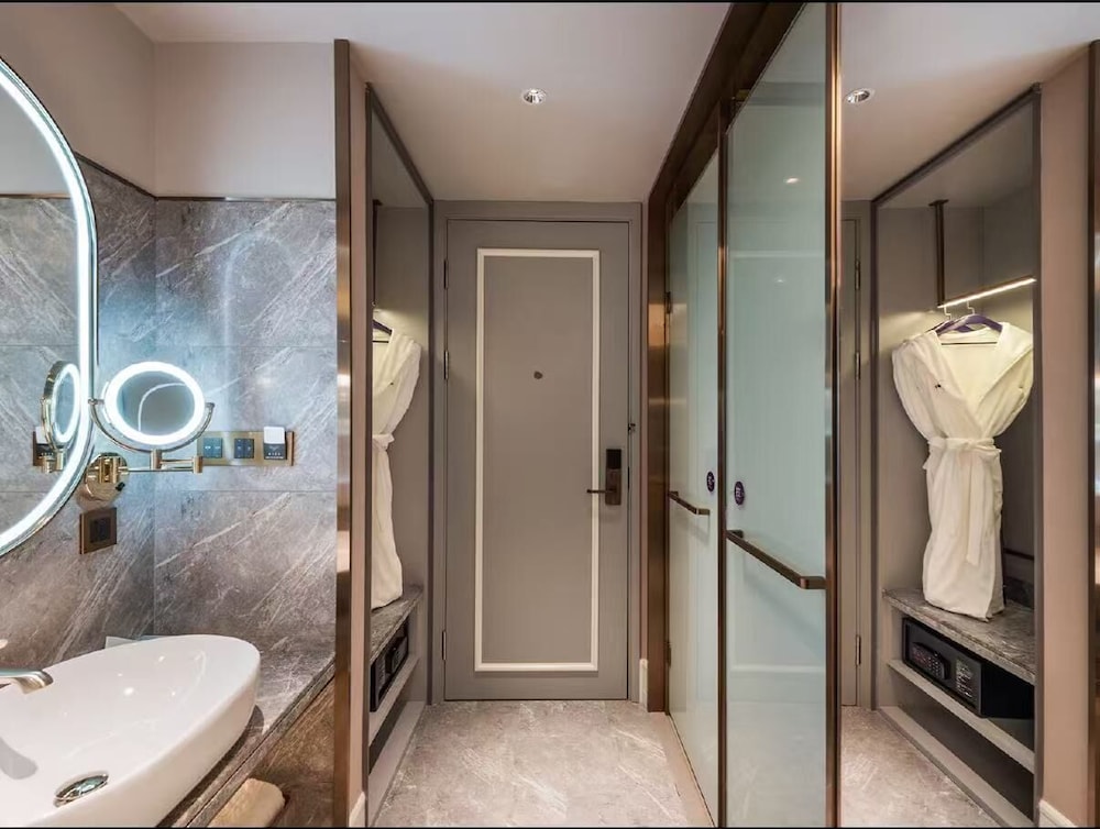 Mercure Shanghai Waigaoqiao Free Trade Zone 41/45