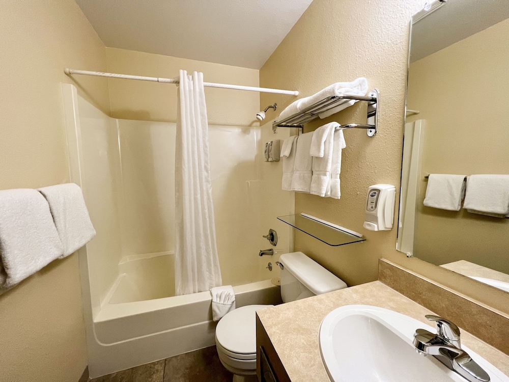 Beartooth Hideaway Inn and Cabins 53/56