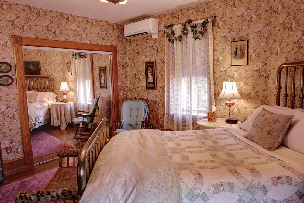 The Queen, A Victorian Bed and Breakfast 14/74