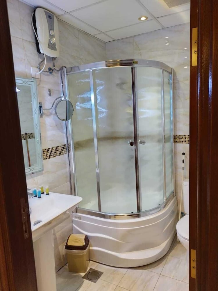 فندق جولدن نيو هيرا(Golden New Hira Hotel) 22/25