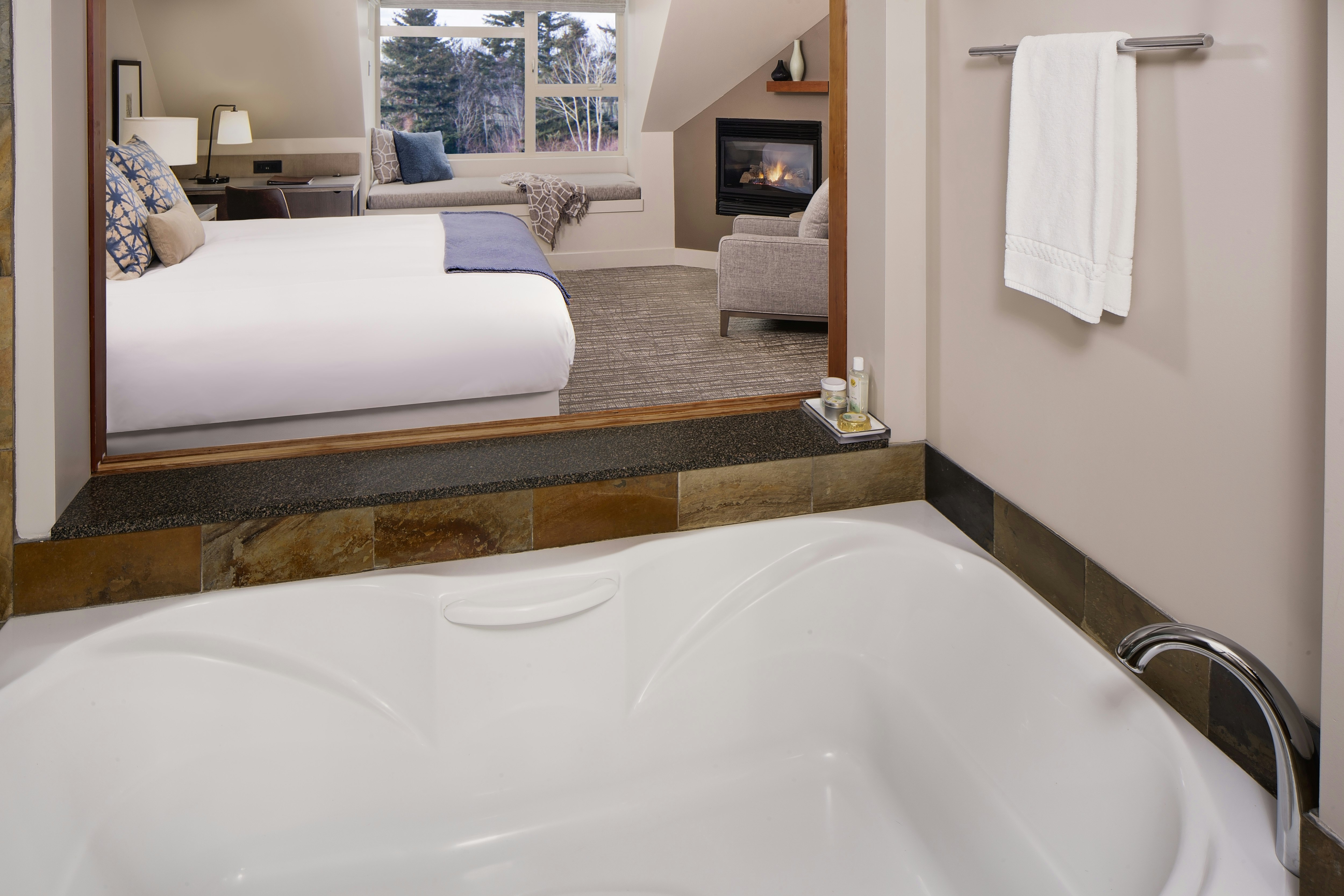Room, King Bed, Partial Bay View، The Chrysalis Inn and Spa Bellingham Curio Collection By Hilton 2/2