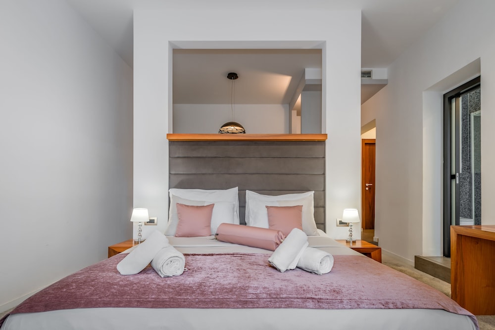 Starlight Luxury Suites 13/40