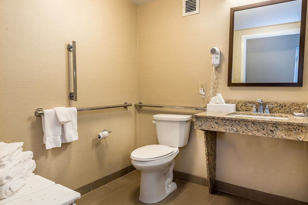 Comfort Inn Suites Piqua Near Troy I75 18/44
