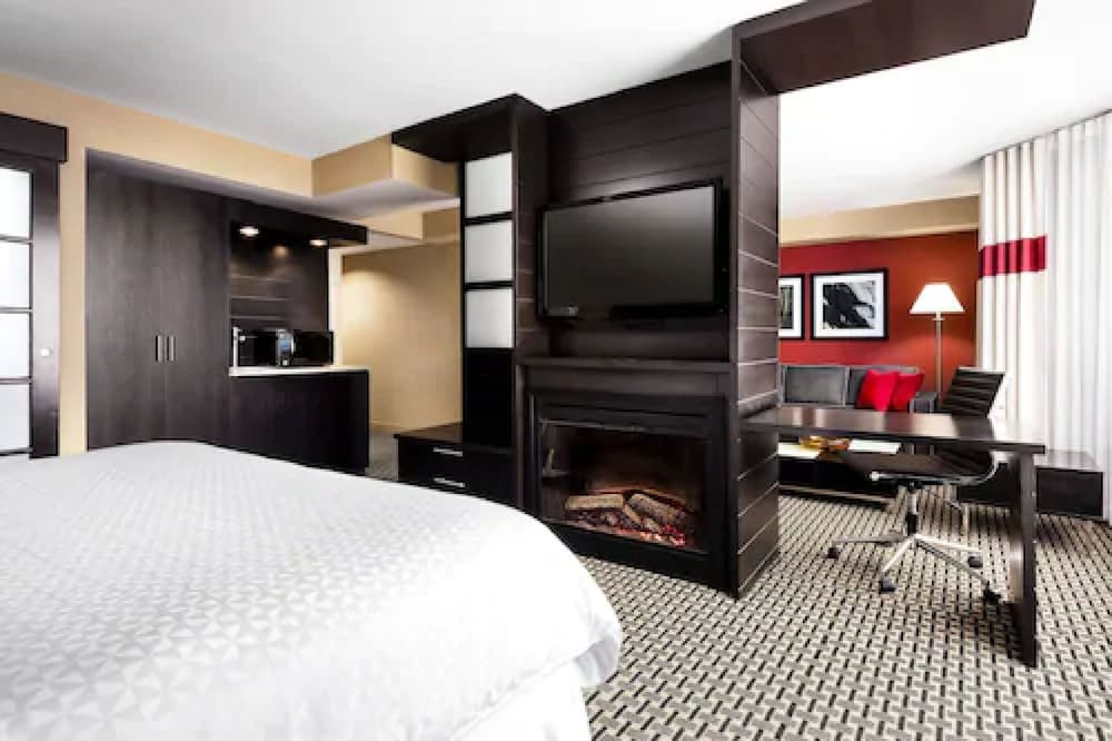 Room at FOUR POINTS BY SHERATON MEADOWVALE, MISSISSAUGA