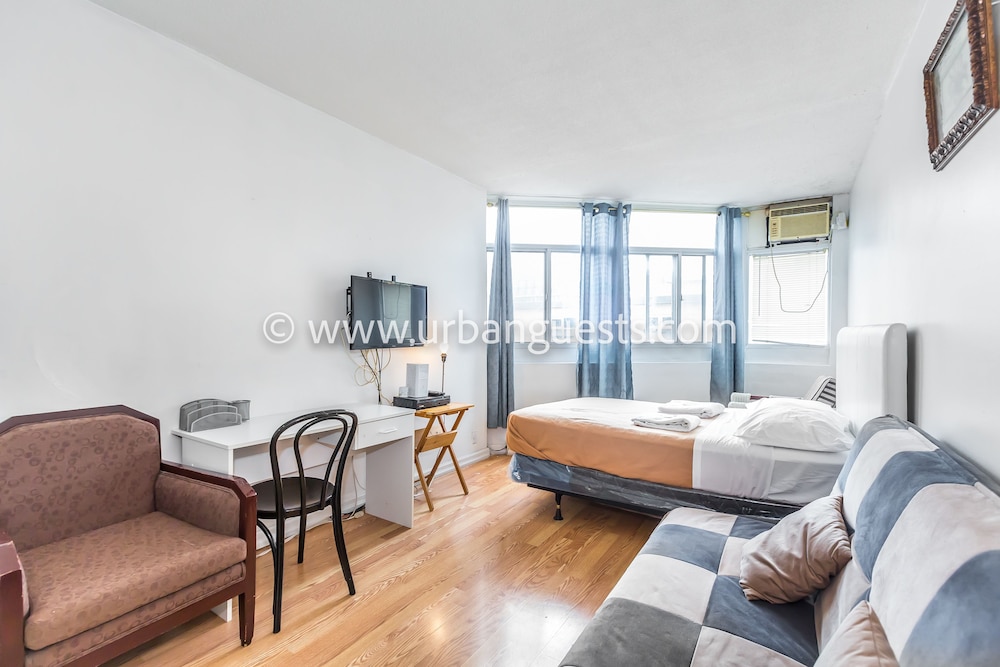 Toronto Furnished Living 40/52