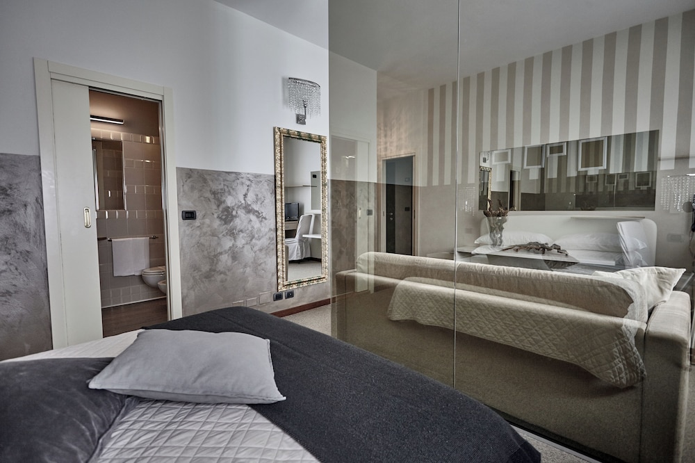 Rouge Hotel International 28/50