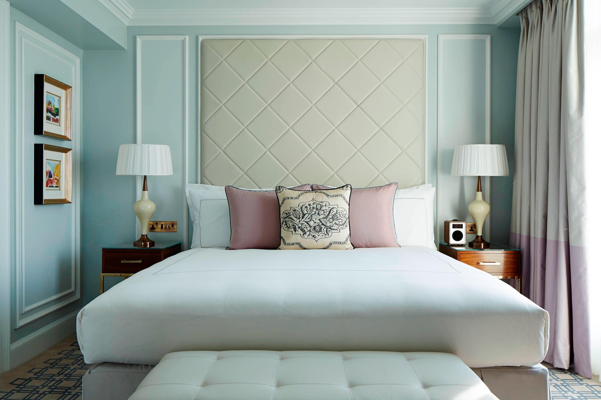 DELUXE, KING BED