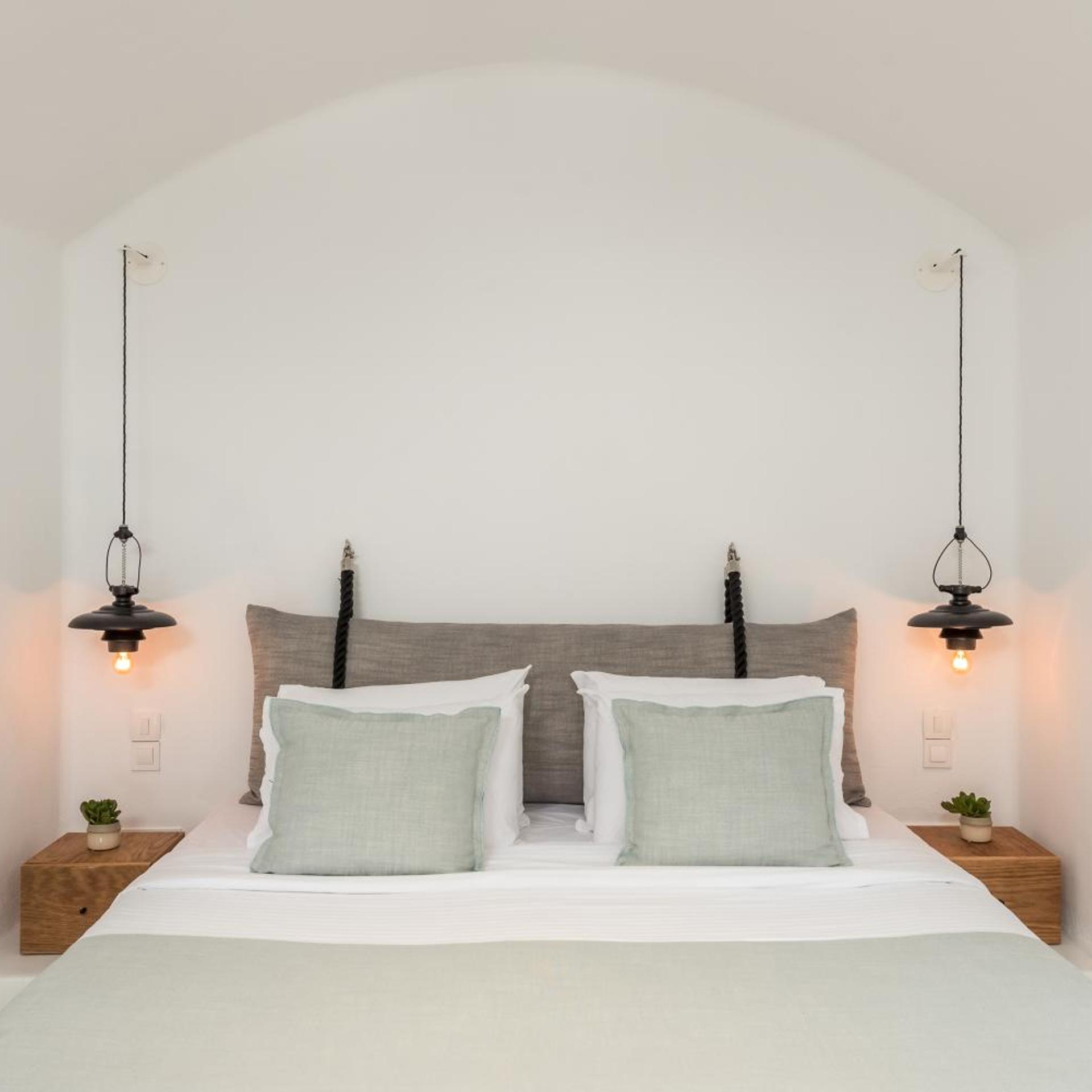 Honeymoon, Nest, Caldera View