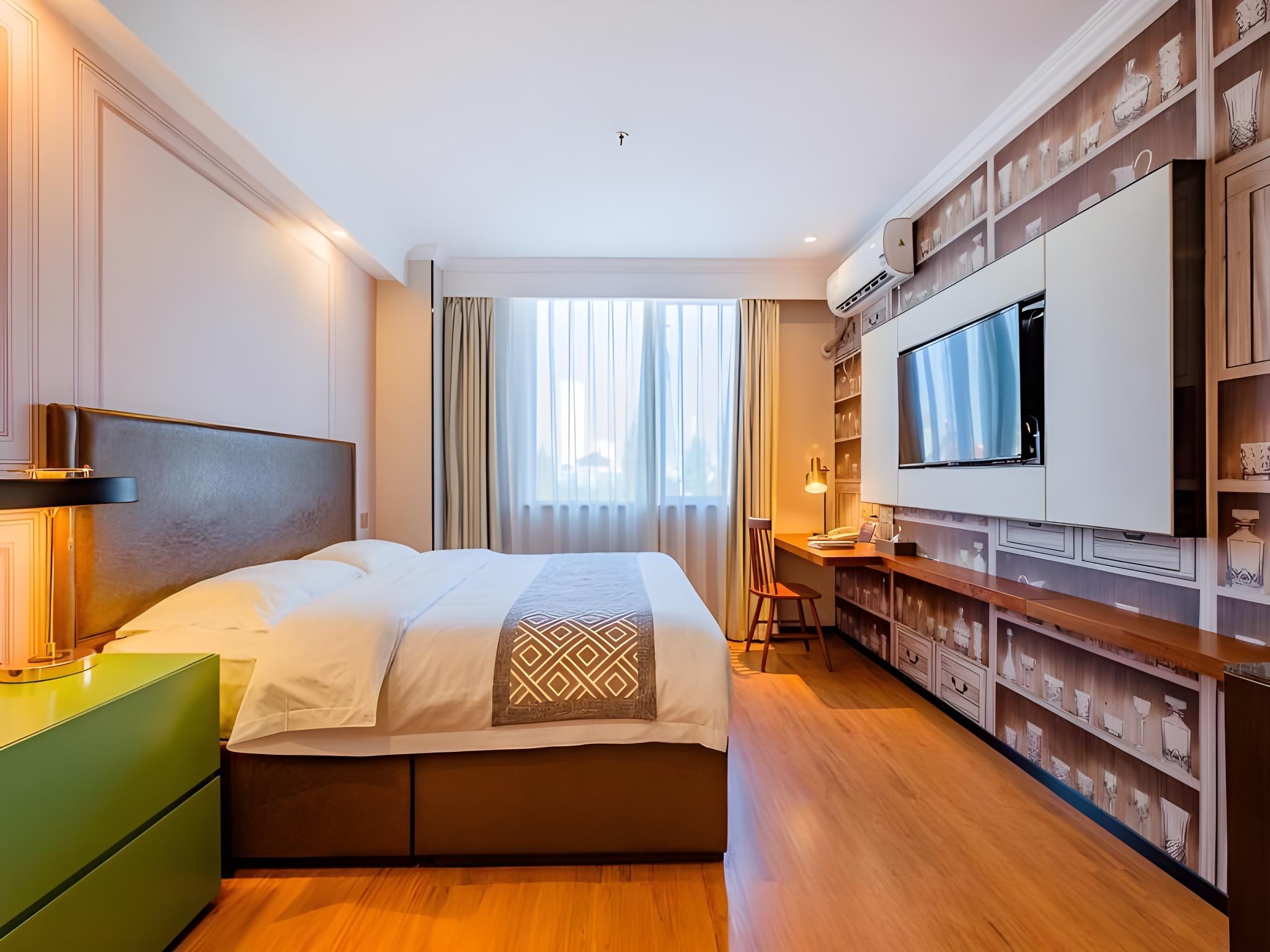 ROOM, QUEEN BED